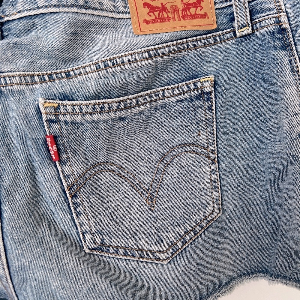 Levi's Women's Classic Blue Jean Shorts - Picture 3 of 9